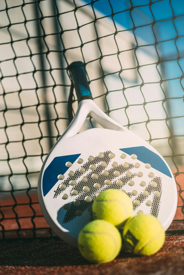 Tout savoir sur le padel : guides, équipements et astuces