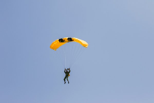 Expérimentez le frisson du saut en parachute en tandem